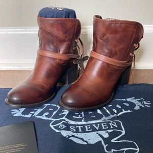 NWOB FREEBIRD Casey Booties